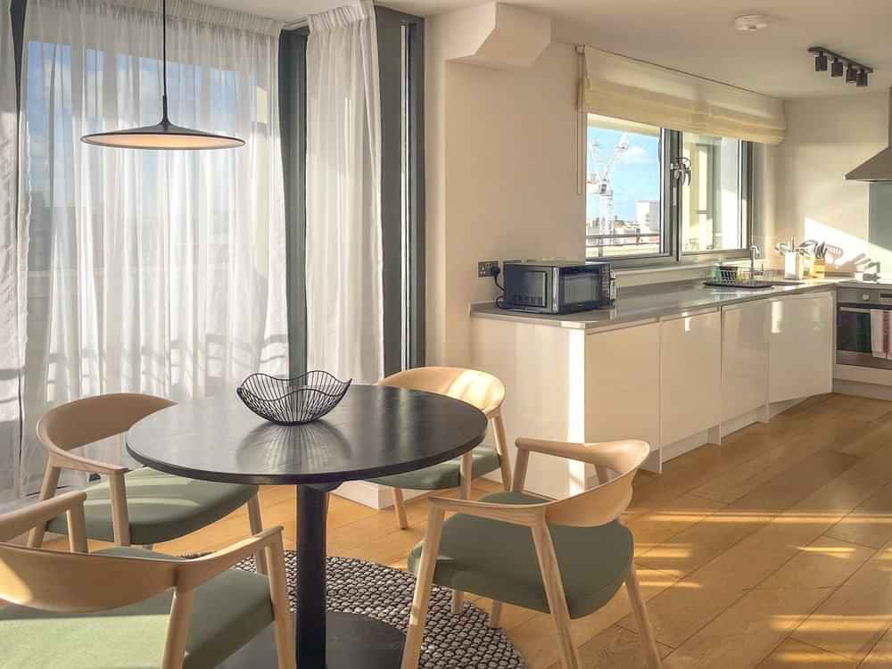 Bedroom?w=400&h=260&fit=crop&q=40&auto=format&trim=auto