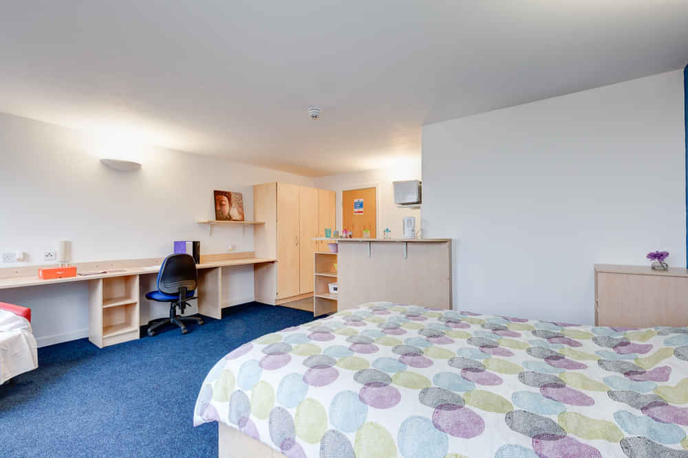 Exterior?w=400&h=260&fit=crop&q=40&auto=format&trim=auto