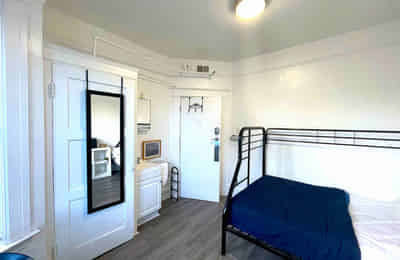 Kitchen?w=400&h=260&fit=crop&q=40&auto=format&trim=auto