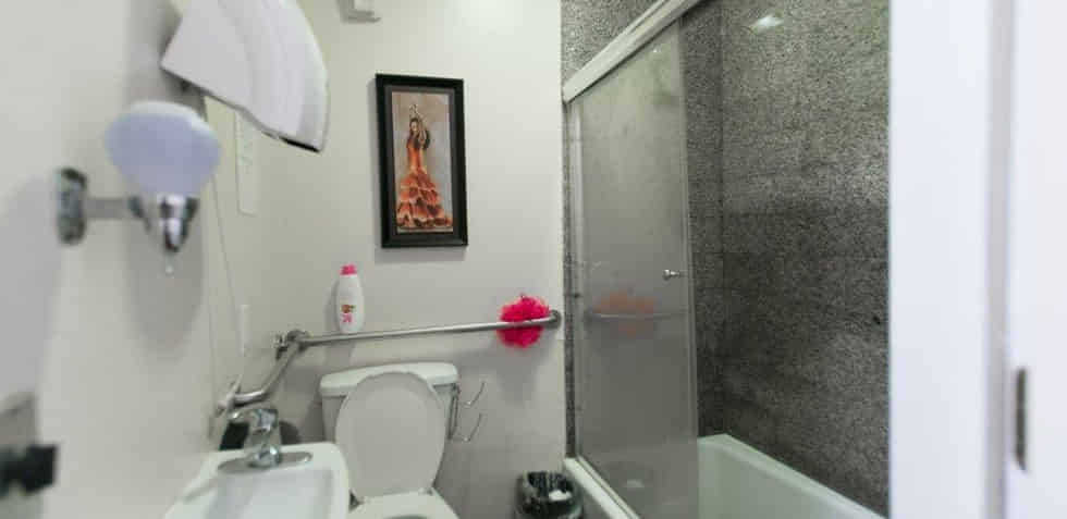 Kitchen?w=400&h=260&fit=crop&q=40&auto=format&trim=auto