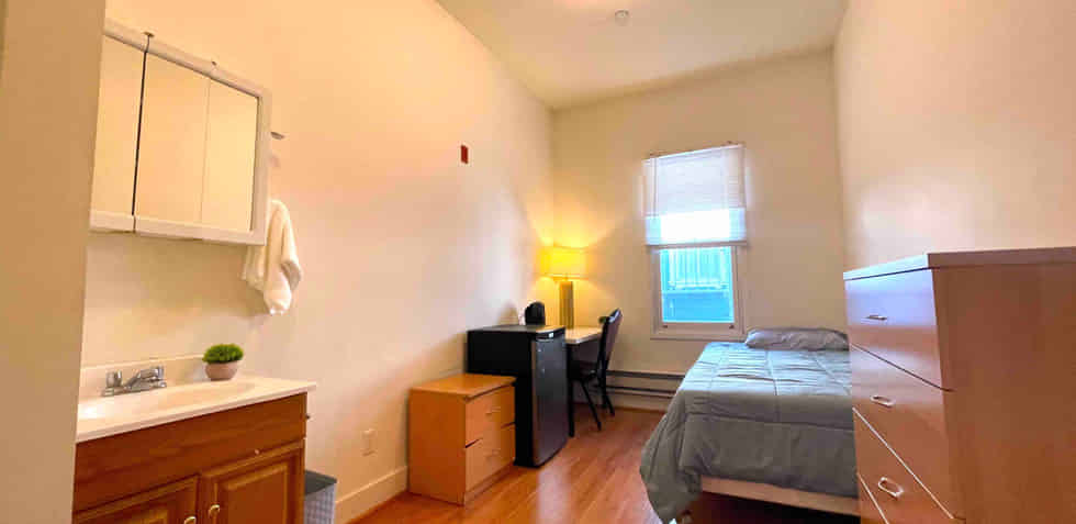 Bathroom?w=400&h=260&fit=crop&q=40&auto=format&trim=auto