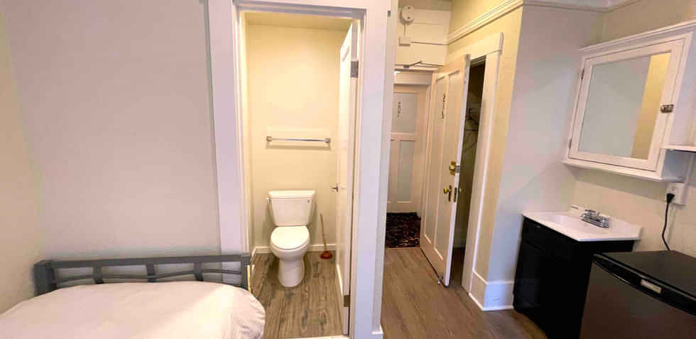 Bathroom?w=400&h=260&fit=crop&q=40&auto=format&trim=auto