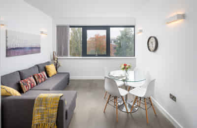 1 Bedroom 1 Bathroom Apartment - Bathroom?w=400&h=260&fit=crop&q=40&auto=format&trim=auto