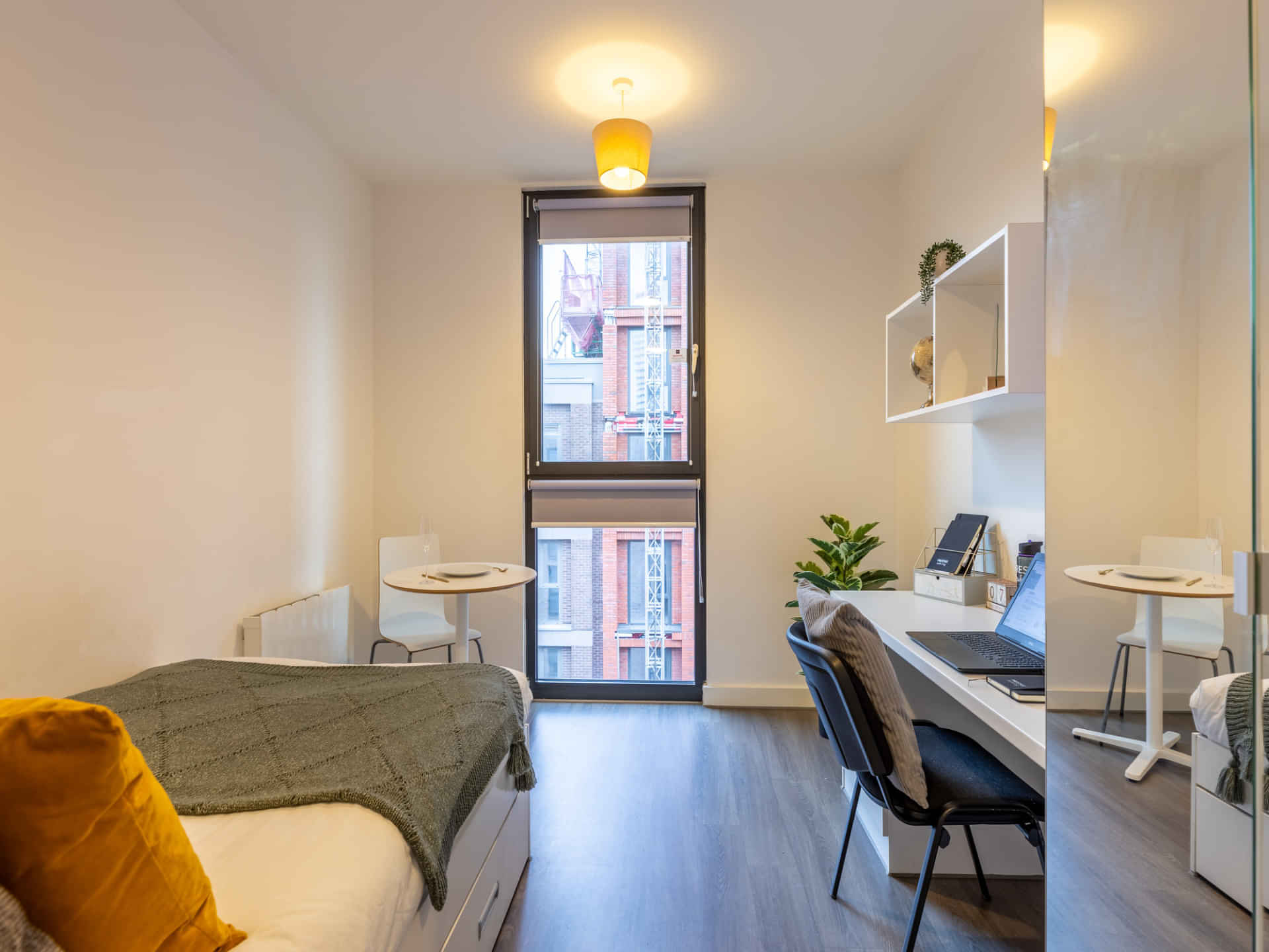 Common Area?w=400&h=260&fit=crop&q=40&auto=format&trim=auto