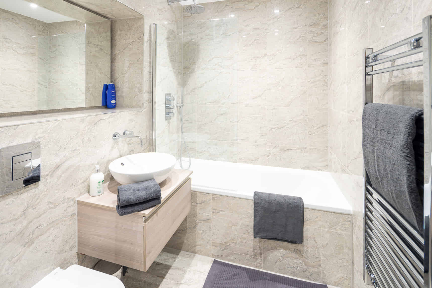 Common Area?w=400&h=260&fit=crop&q=40&auto=format&trim=auto