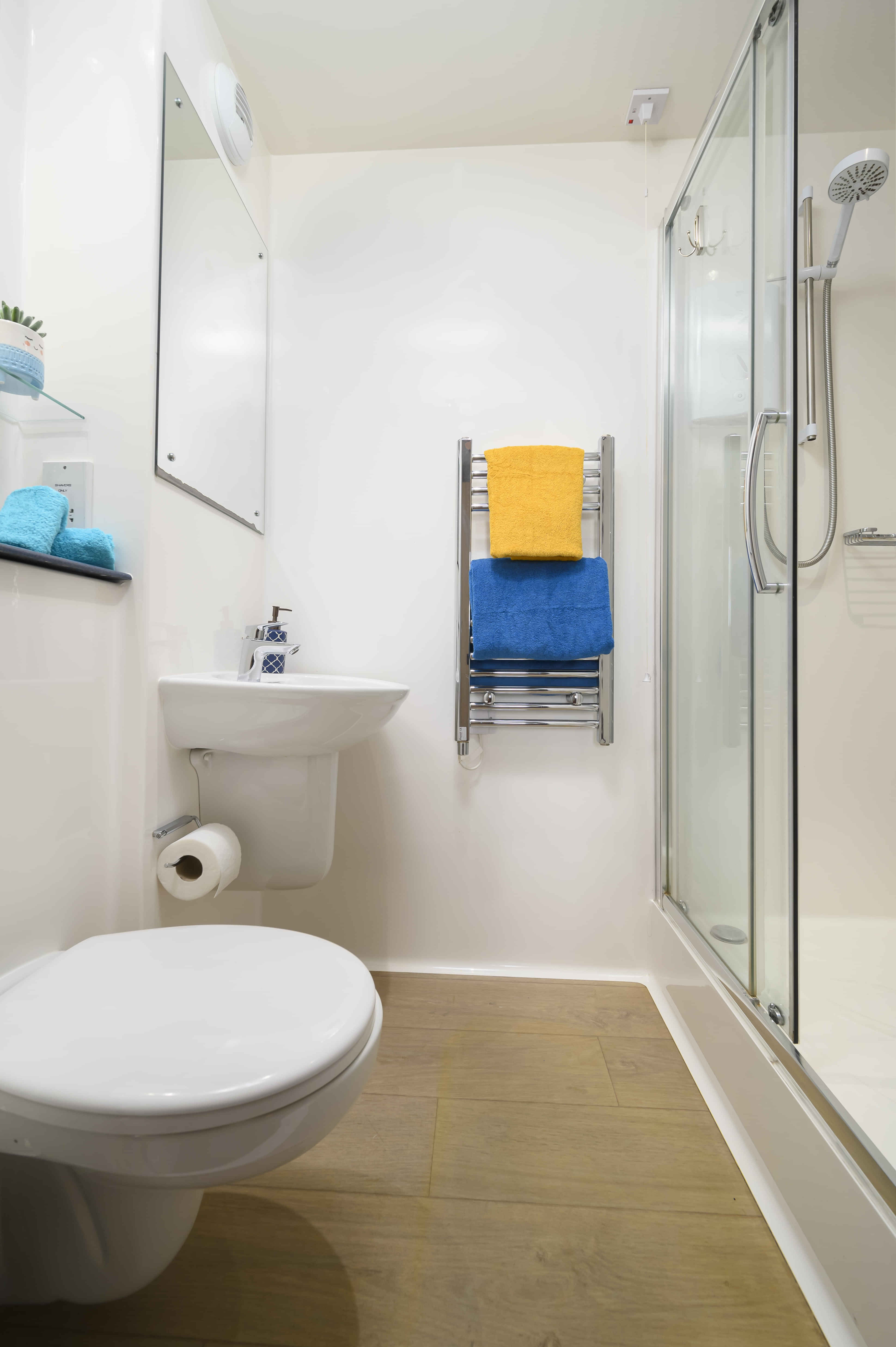 Bathroom?w=400&h=260&fit=crop&q=40&auto=format&trim=auto