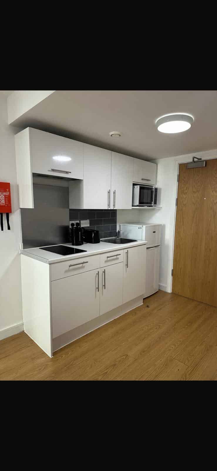 Common Area?w=400&h=260&fit=crop&q=40&auto=format&trim=auto