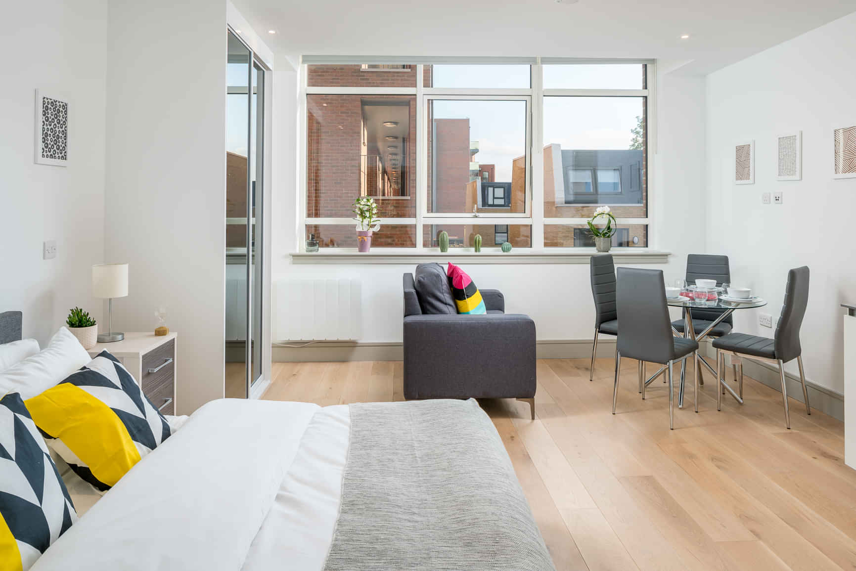 Studio Flat - Bathroom?w=400&h=260&fit=crop&q=40&auto=format&trim=auto