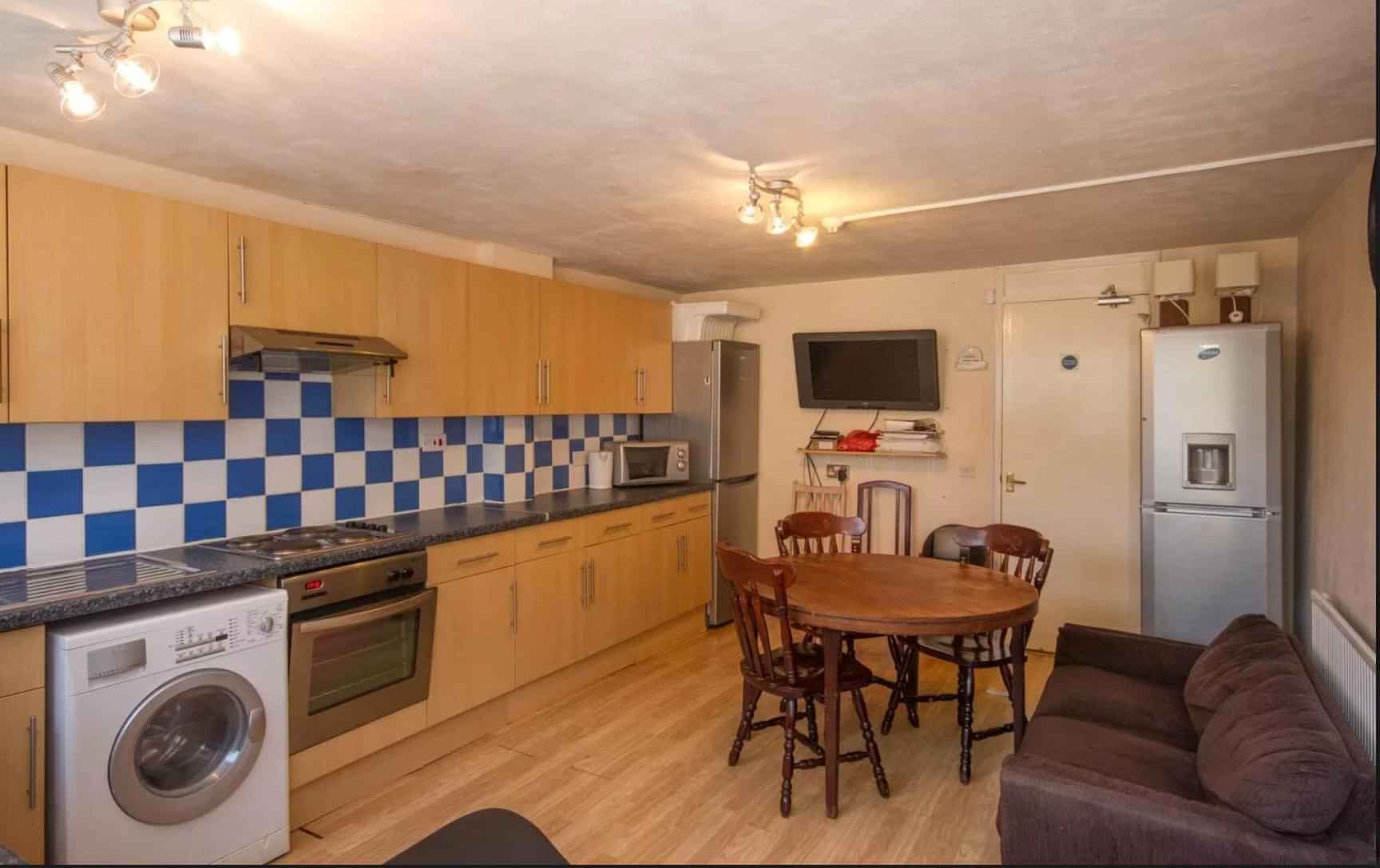 Barchester Close UB8, London - London, England, United Kingdom - 6 Bedrooms 6 Bathroom Apartment (1) - Kitchen