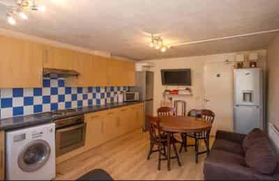 Barchester Close UB8, London - London, England, United Kingdom - 6 Bedrooms 6 Bathroom Apartment (1) - Kitchen