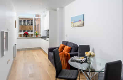 Studio Flat - Bathroom?w=400&h=260&fit=crop&q=40&auto=format&trim=auto