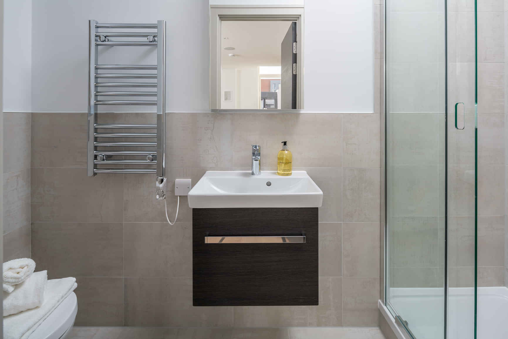 Studio Flat - Bedroom?w=400&h=260&fit=crop&q=40&auto=format&trim=auto