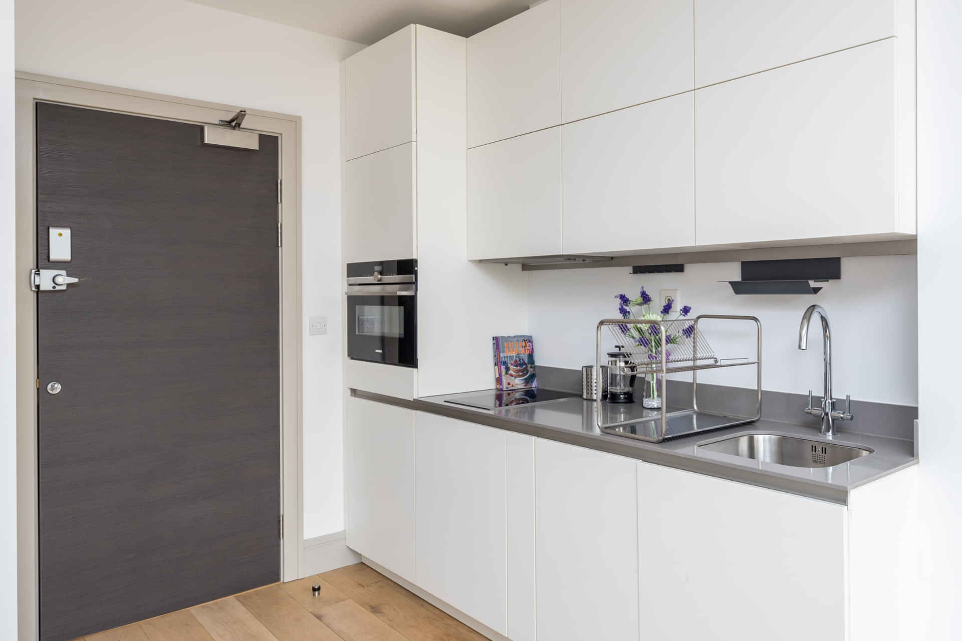 Lawrence Road 16, London - London, England, United Kingdom - Studio Flat - Kitchen