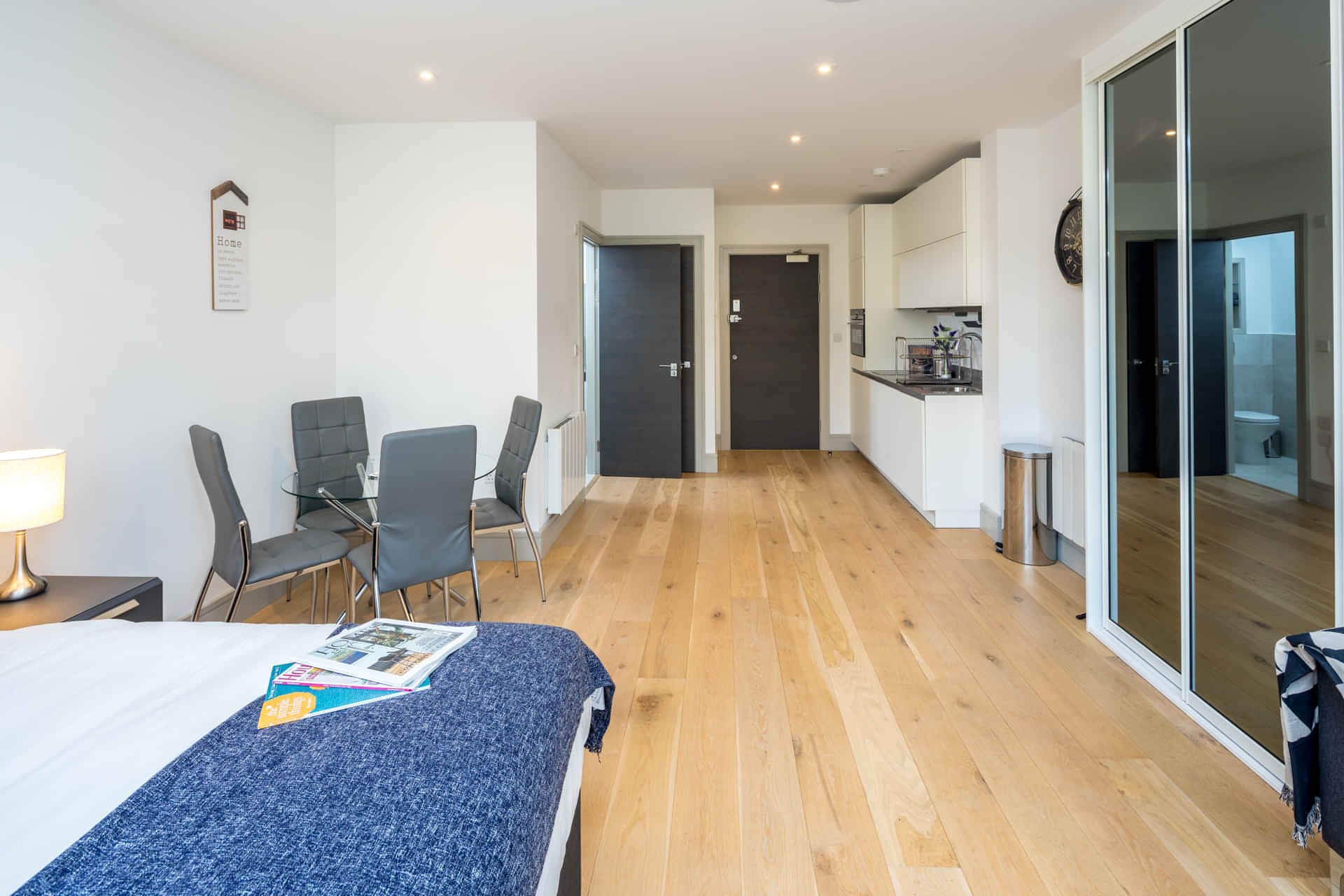 Studio Flat - Bedroom?w=400&h=260&fit=crop&q=40&auto=format&trim=auto