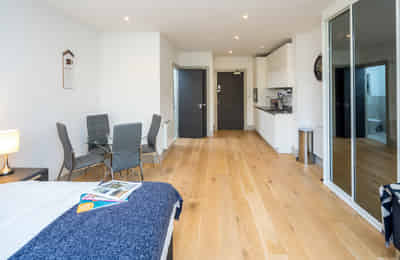 Studio Flat - Bedroom?w=400&h=260&fit=crop&q=40&auto=format&trim=auto