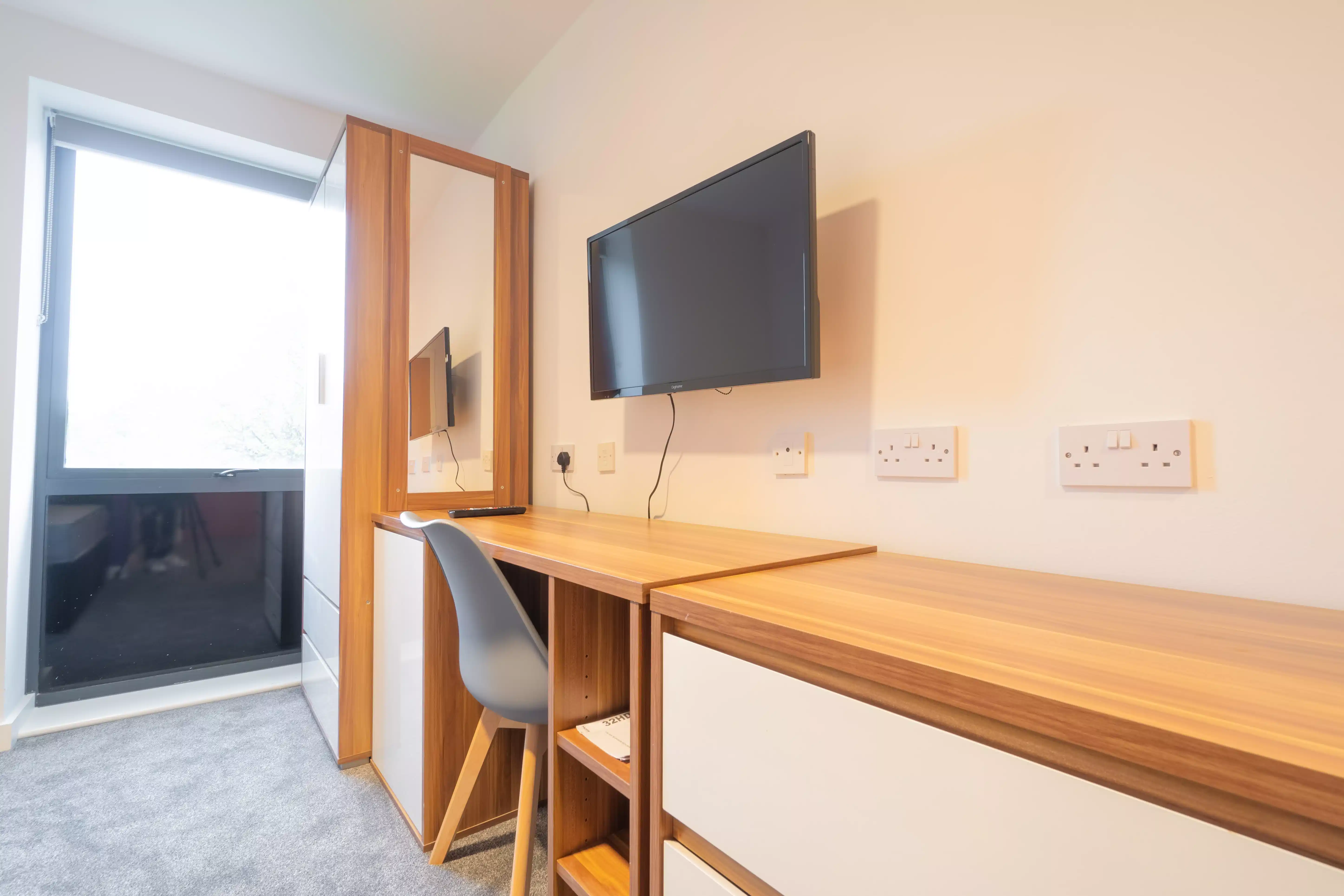 Common Area?w=400&h=260&fit=crop&q=40&auto=format&trim=auto