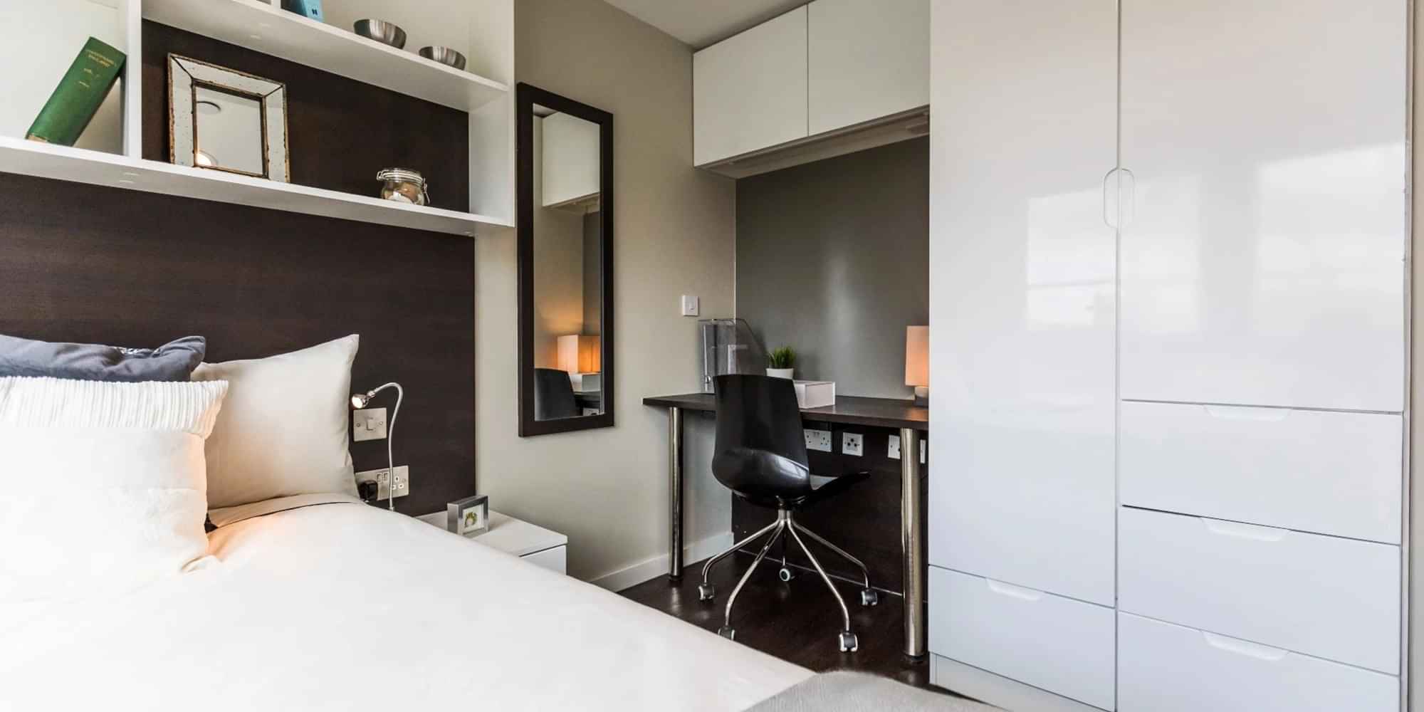 Common Area?w=400&h=260&fit=crop&q=40&auto=format&trim=auto