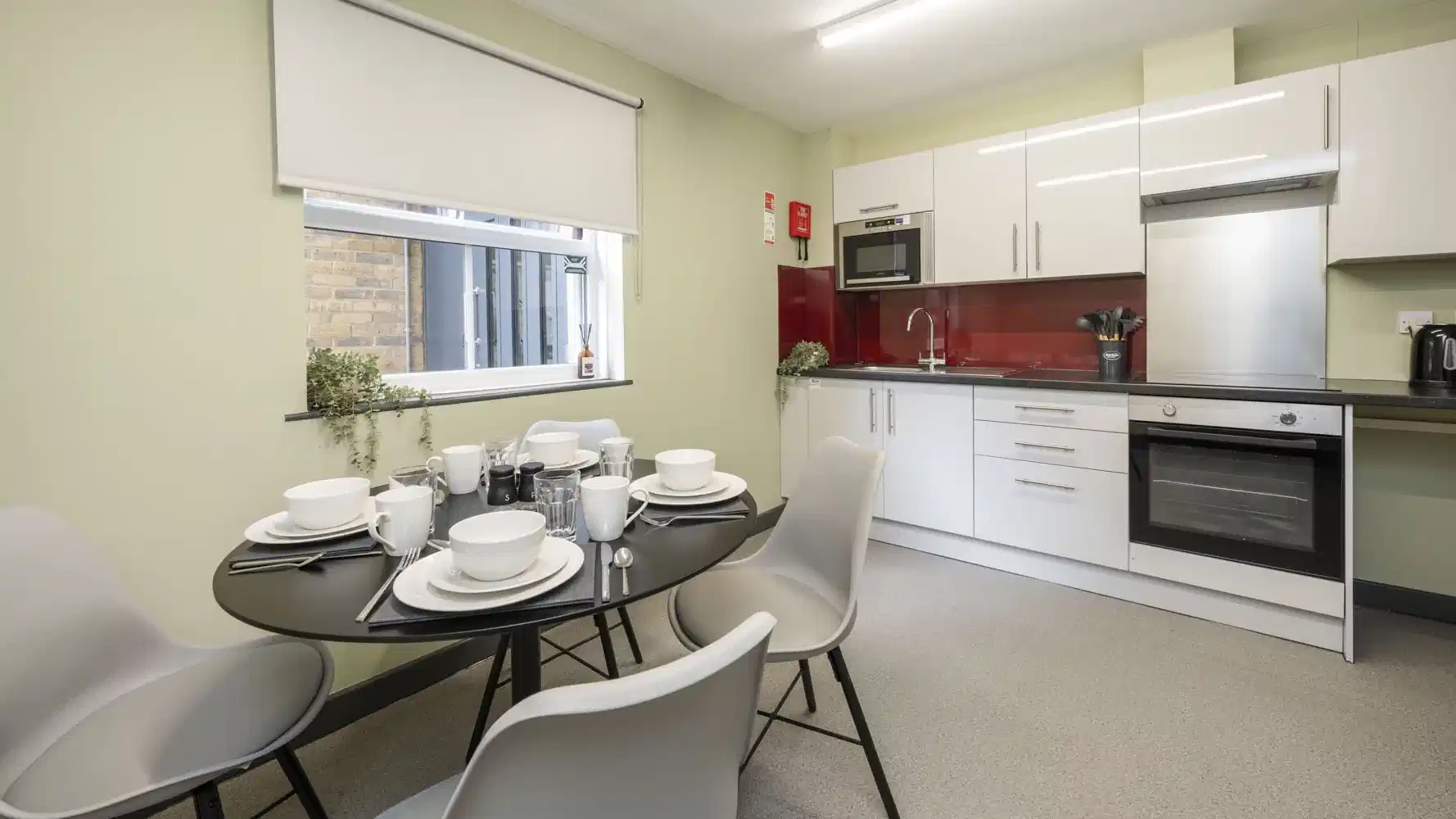 Kitchen?w=400&h=260&fit=crop&q=40&auto=format&trim=auto