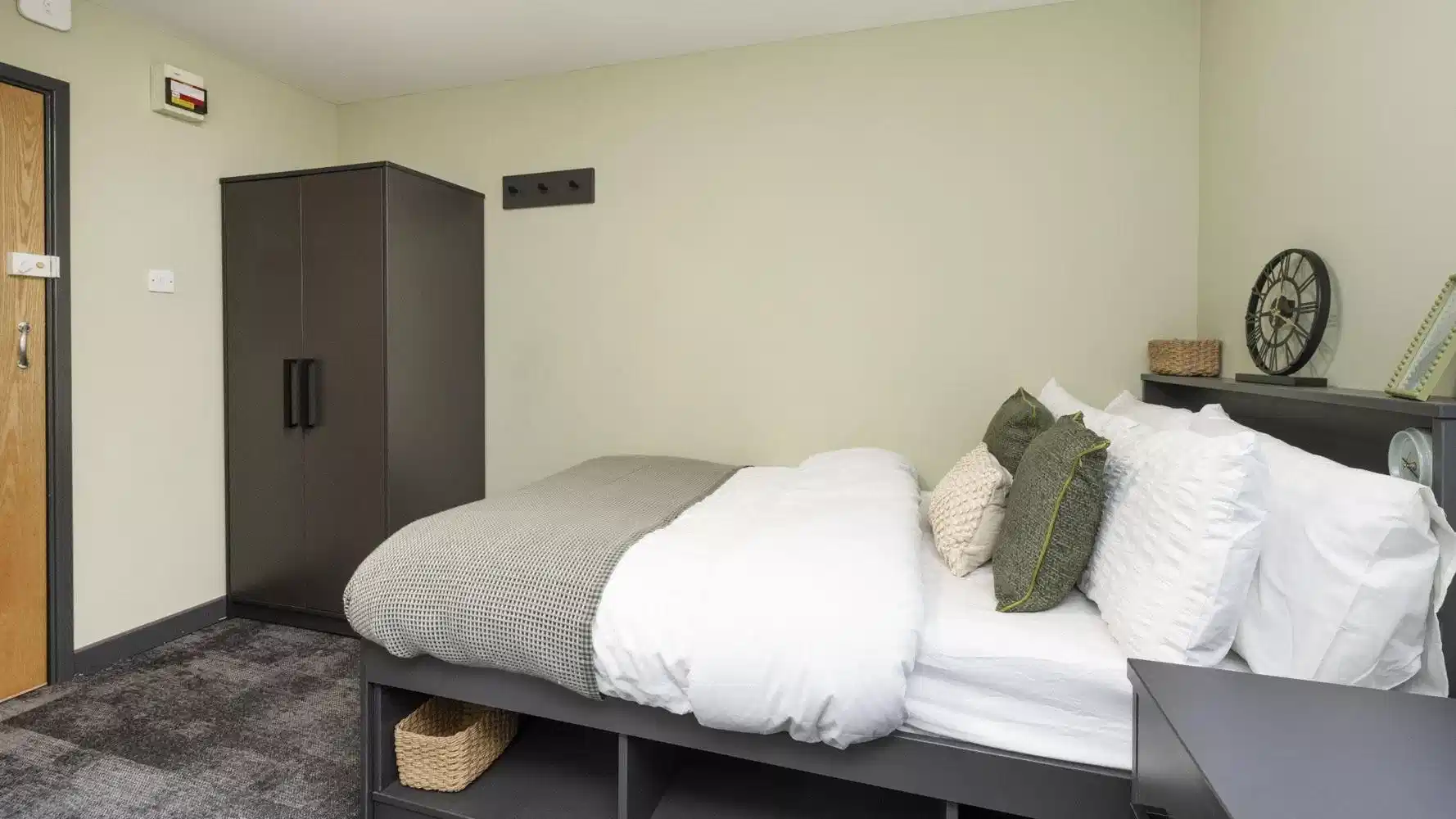 Exterior?w=400&h=260&fit=crop&q=40&auto=format&trim=auto