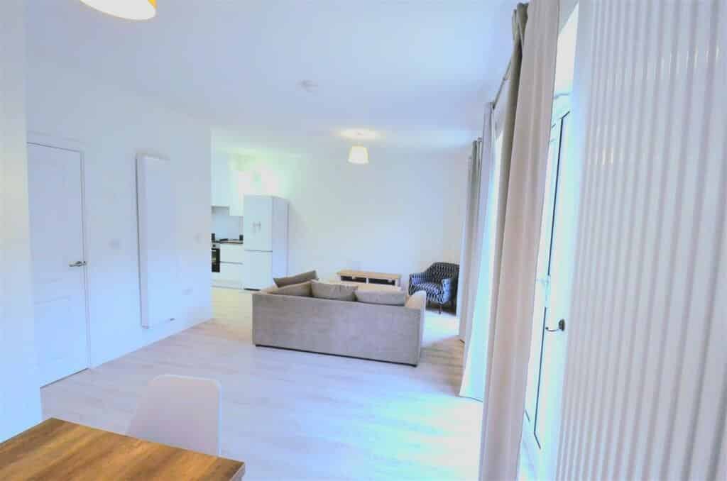 Exterior?w=400&h=260&fit=crop&q=40&auto=format&trim=auto