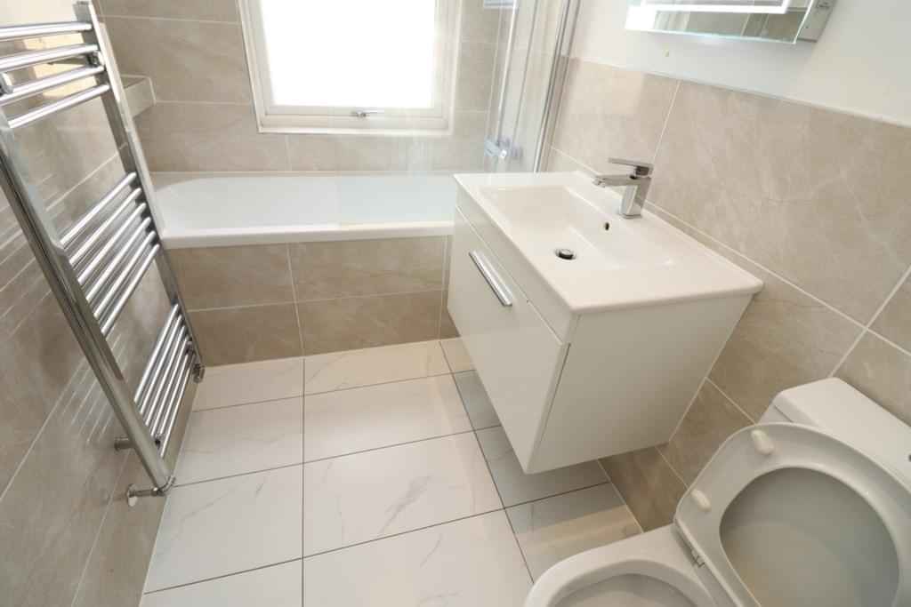 6 bedroom apartment, Wells House Road - undefined - bathroom - Bathroom 1 - 20-10-2023