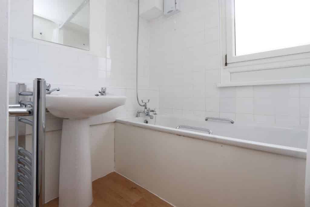 4 bedroom apartment, Bakersfield, Crayford Road - undefined - bathroom - Bathroom  - 11-07-2023