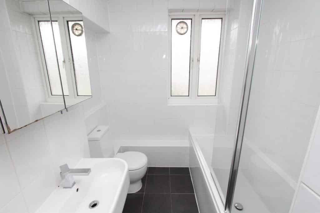 4 bedroom apartment, Fellows Court, Weymouth Terrace - undefined - bathroom - Bathroom  - 13-07-2023