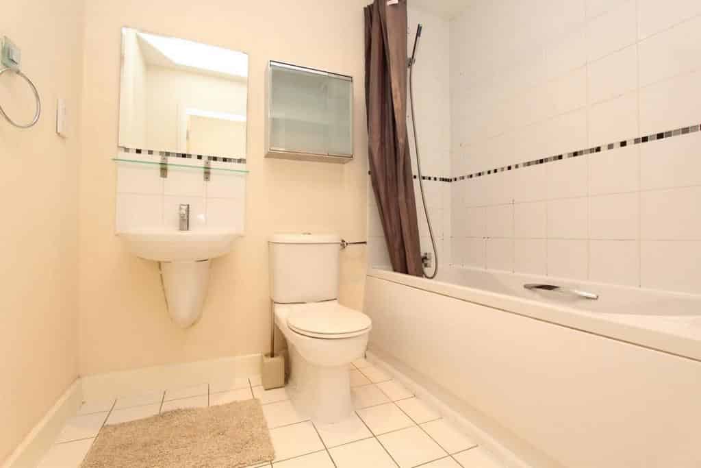 3 bedroom apartment, Switch House, 4 Blackwall Way - undefined - bathroom - Bathroom  - 11-07-2023