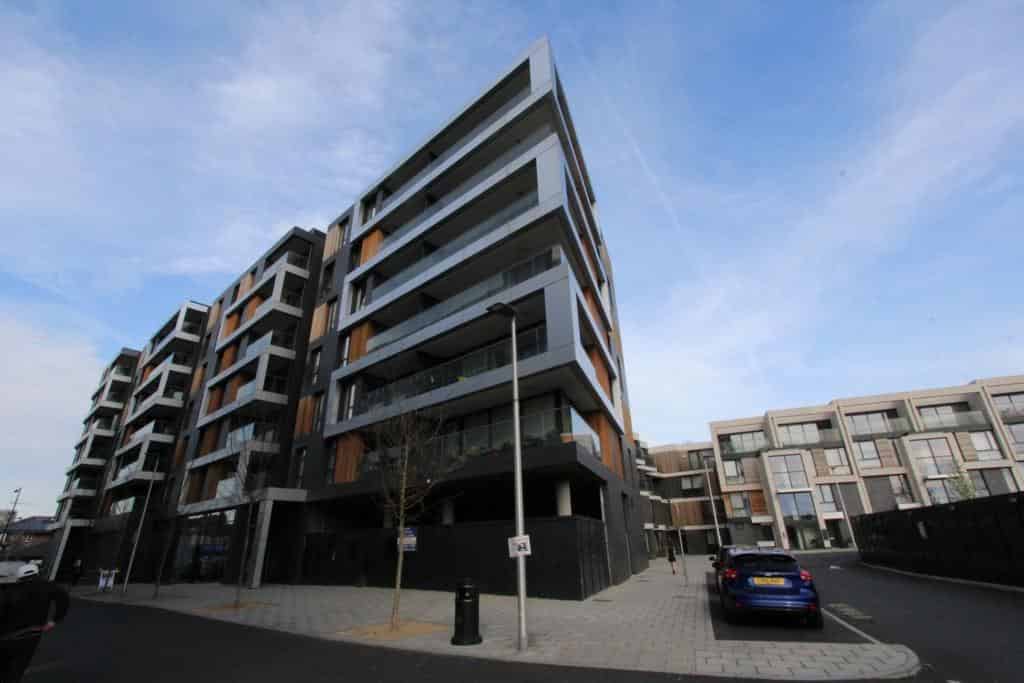 Property?w=400&h=260&fit=crop&q=40&auto=format&trim=auto