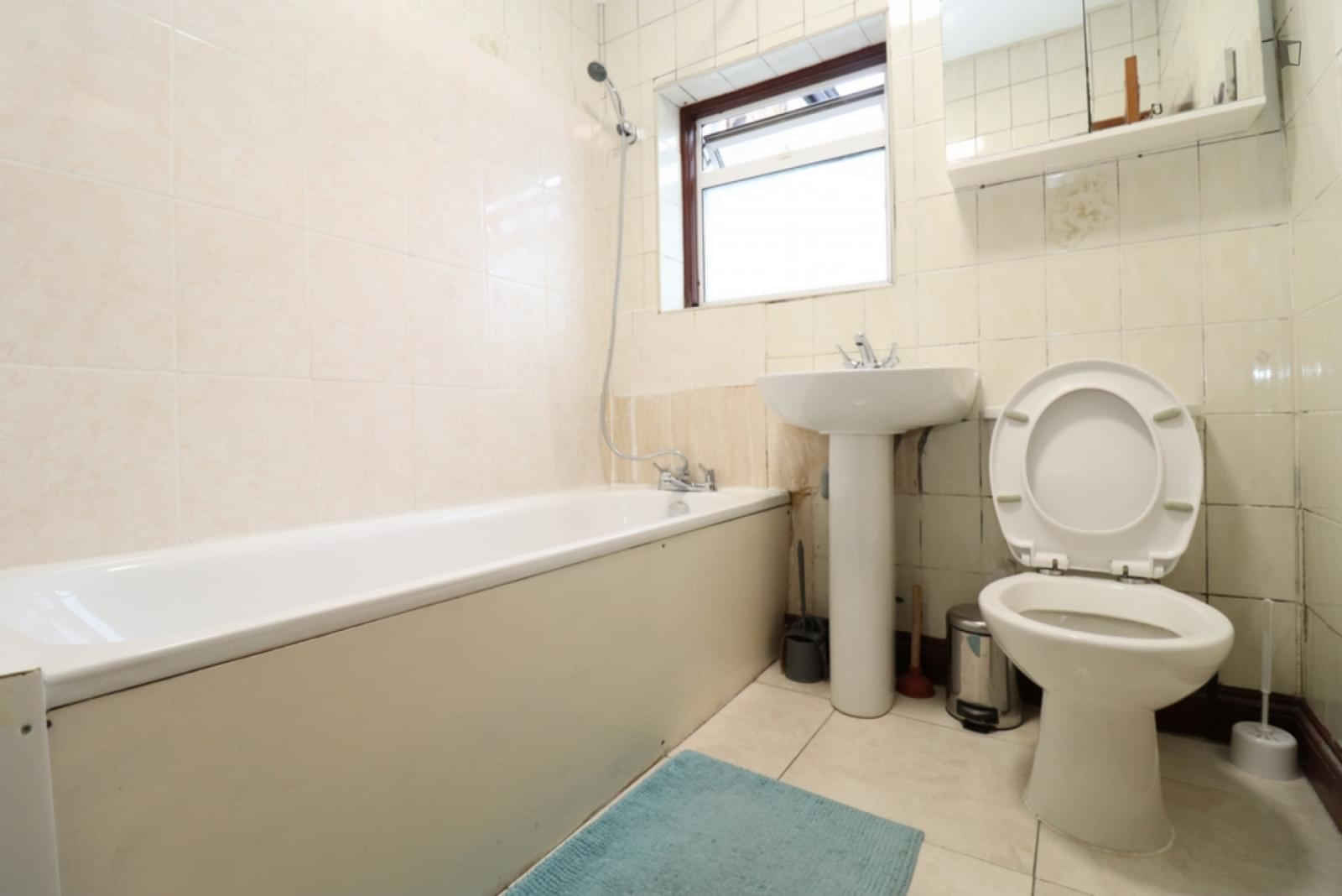 Exterior?w=400&h=260&fit=crop&q=40&auto=format&trim=auto