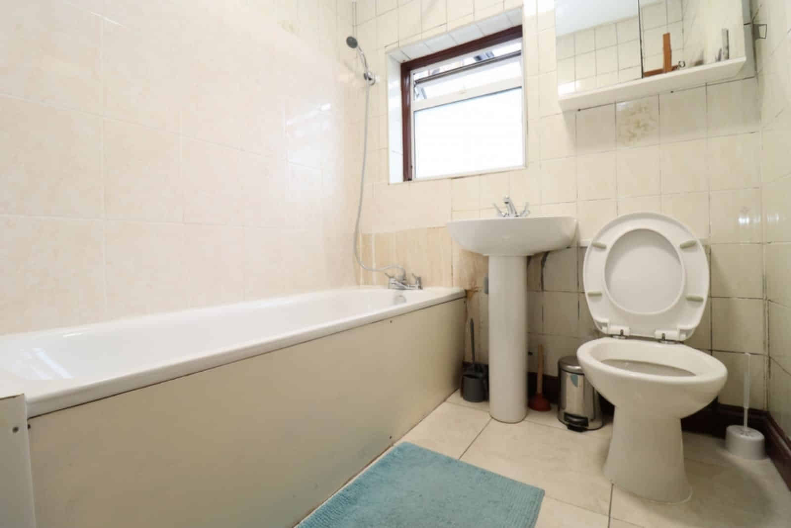 Exterior?w=400&h=260&fit=crop&q=40&auto=format&trim=auto