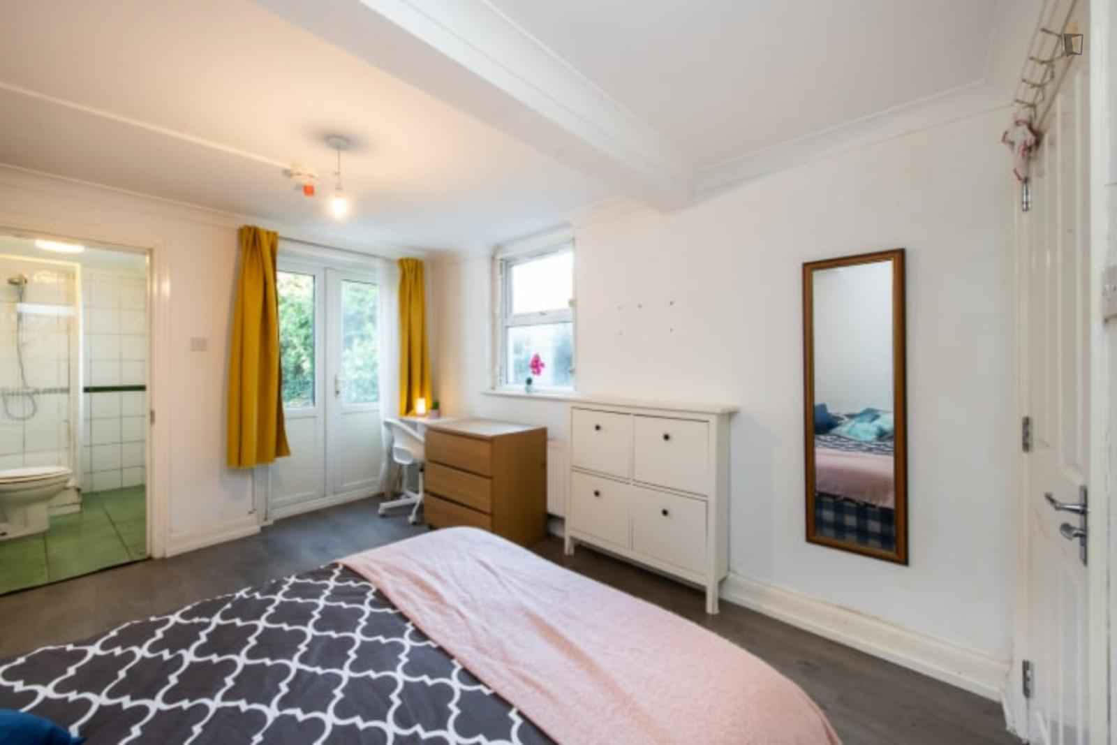 7 Bedroom 2 Bathroom Apartment - Common Area?w=400&h=260&fit=crop&q=40&auto=format&trim=auto