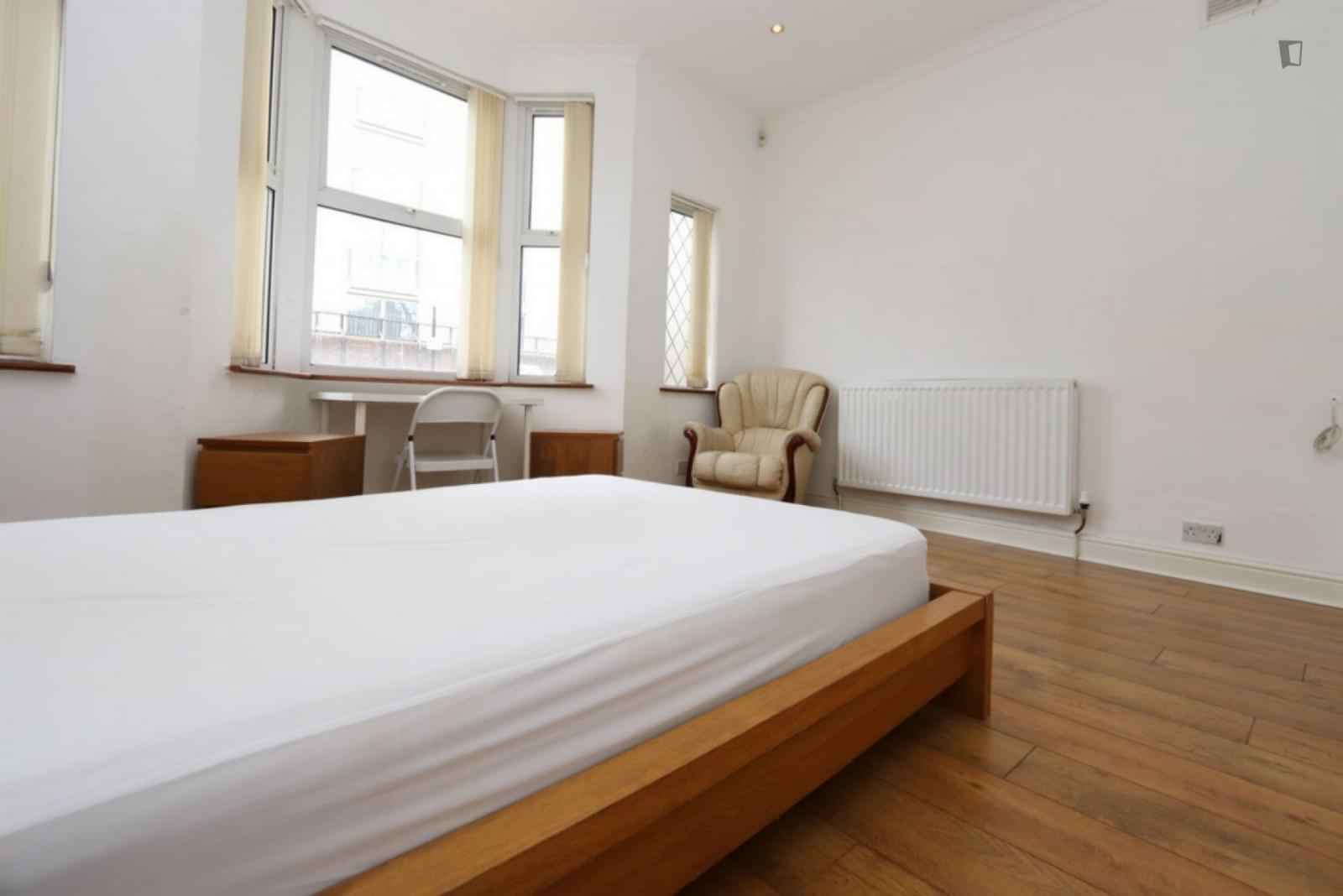 Exterior?w=400&h=260&fit=crop&q=40&auto=format&trim=auto