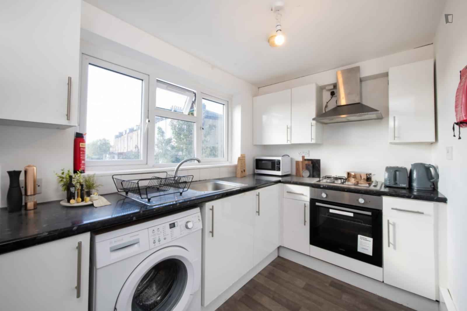 Modern Double Bedroom With Balcony In Archway, London - London, England, United Kingdom - 6 Bedroom 2 Bathroom Apartment - Kitchen