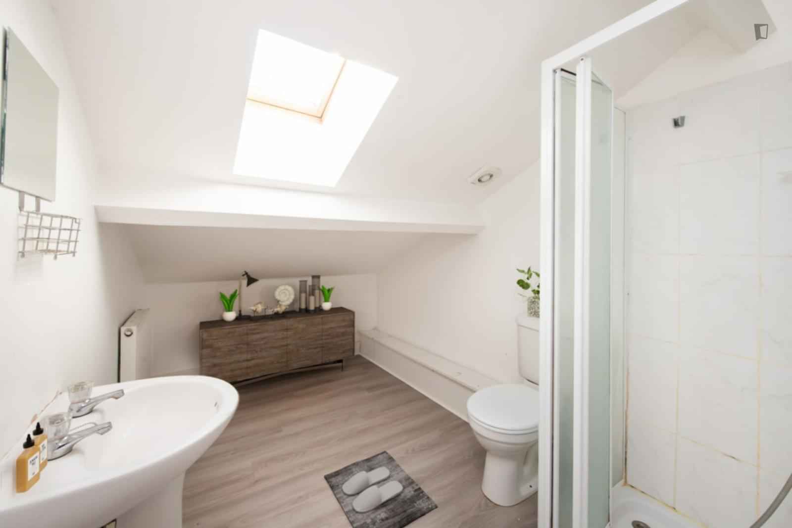 Modern Double Bedroom With Balcony In Archway, London - London, England, United Kingdom - 6 Bedroom 2 Bathroom Apartment - Bathroom