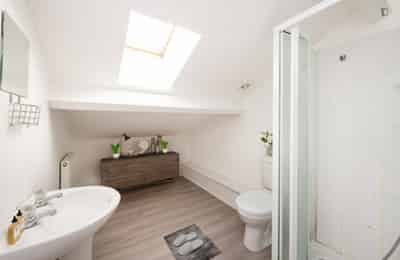 Modern Double Bedroom With Balcony In Archway, London - London, England, United Kingdom - 6 Bedroom 2 Bathroom Apartment - Bathroom