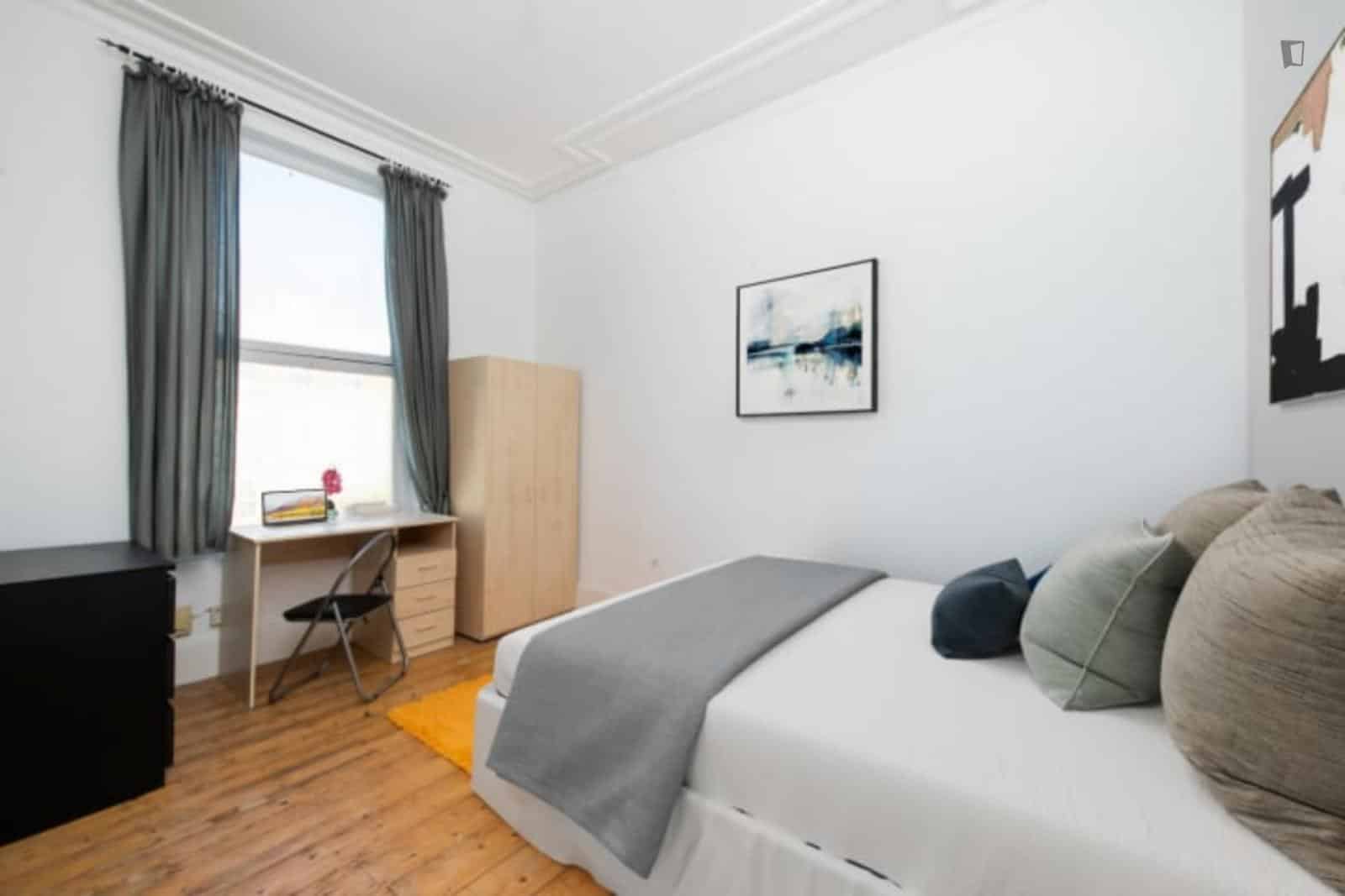 6 Bedroom 2 Bathroom Apartment - Kitchen?w=400&h=260&fit=crop&q=40&auto=format&trim=auto