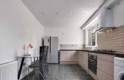 Room in a 4 Bedroom Apartment, Galsworthy Ave, London E14 7QN - London, England, United Kingdom - 4 Bedroom 2 Bathroom Apartment - Kitchen