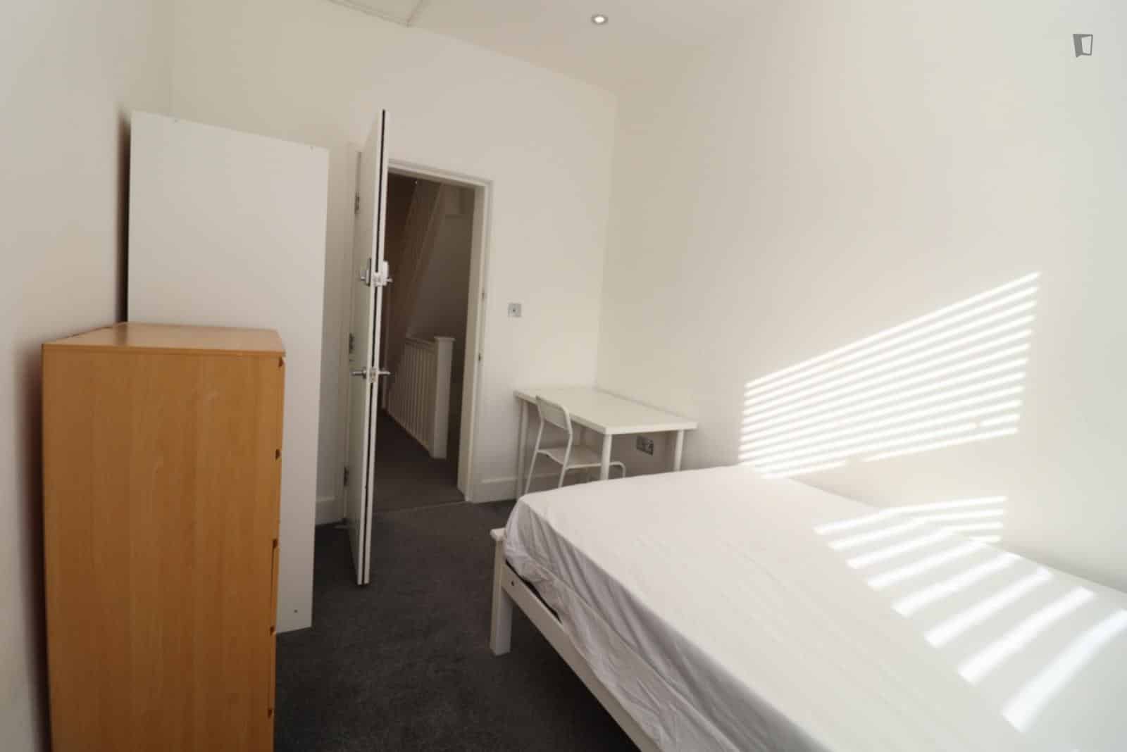 6 Bedroom Apartmemt - Bathroom?w=400&h=260&fit=crop&q=40&auto=format&trim=auto