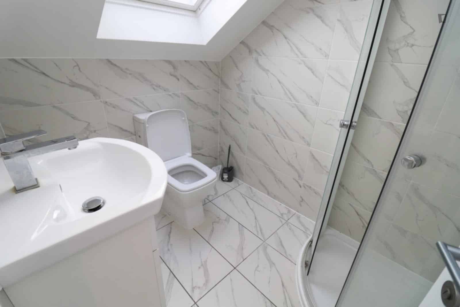 Room in a 6 Bedroom Apartment, Wells House Rd, London NW10 6ED - London, England, United Kingdom - 6 Bedroom Apartmemt - Bathroom