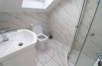 Room in a 6 Bedroom Apartment, Wells House Rd, London NW10 6ED - London, England, United Kingdom - 6 Bedroom Apartmemt - Bathroom