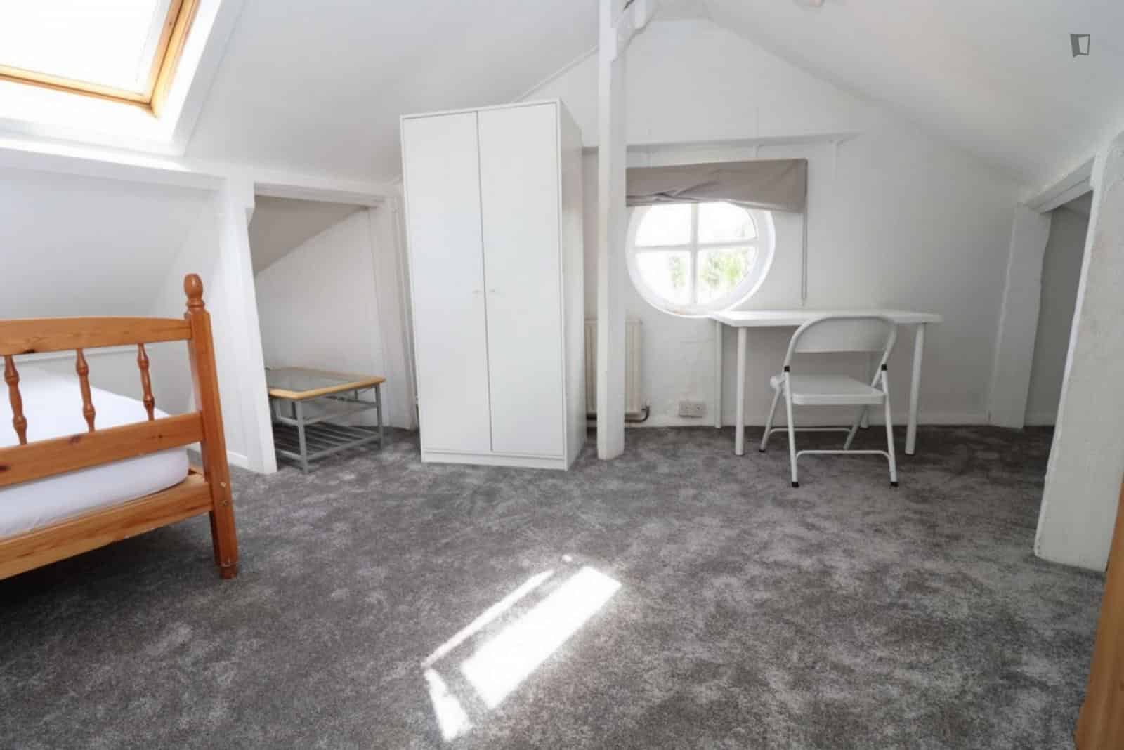 Exterior?w=400&h=260&fit=crop&q=40&auto=format&trim=auto