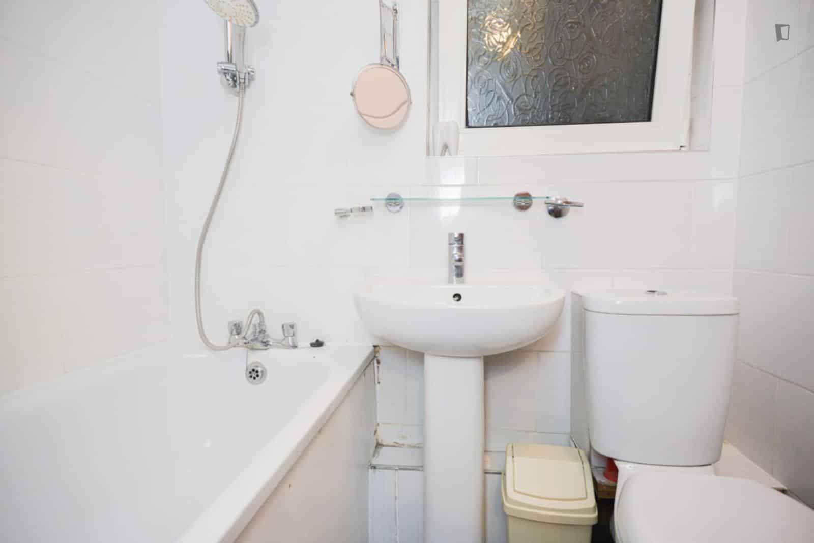 Interesting Double Bedroom In Limehouse, London - London, England, United Kingdom - 5 Bed - 1 Bath - Bathroom