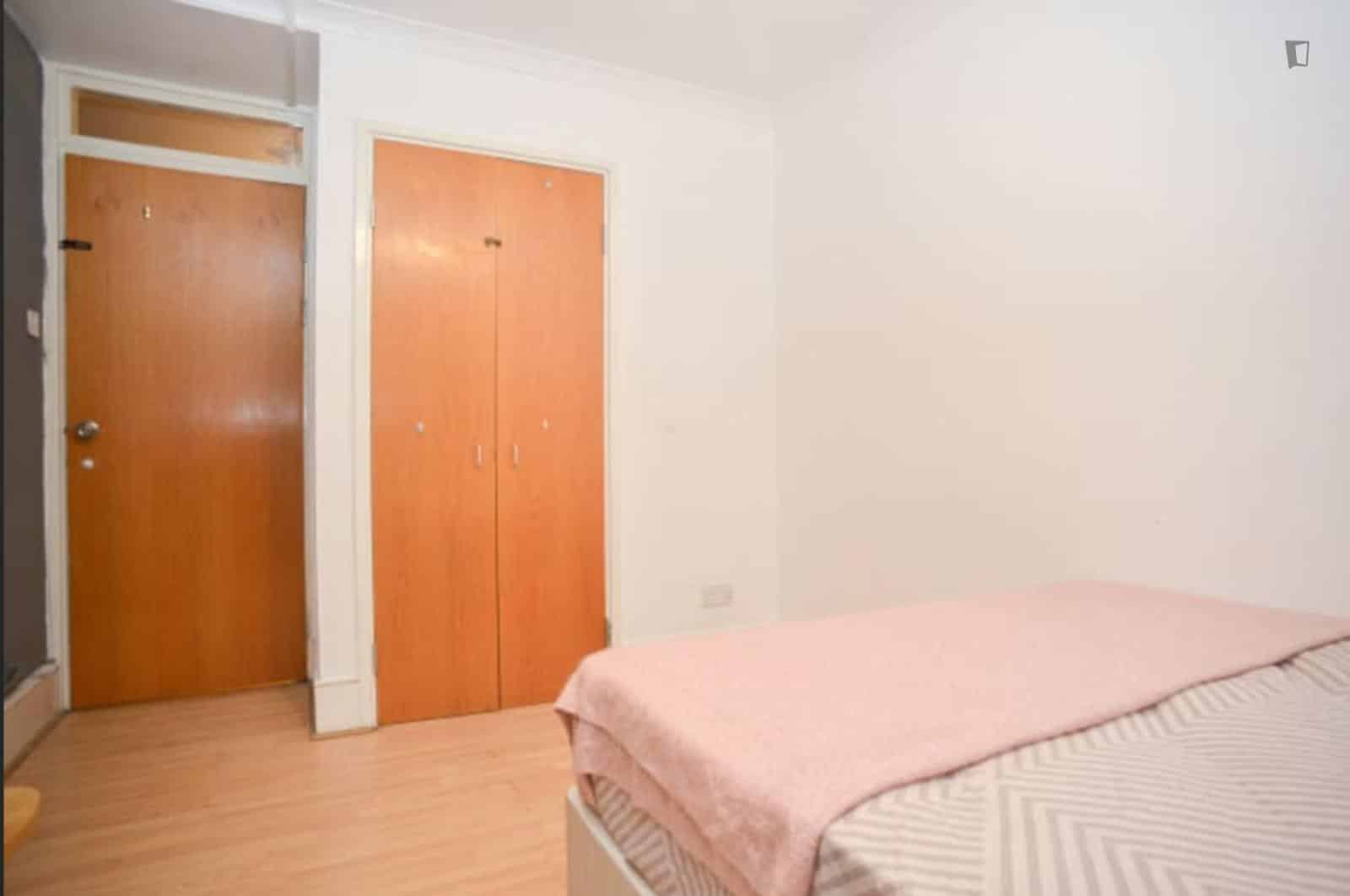 5 Bed - 1 Bath - Bathroom?w=400&h=260&fit=crop&q=40&auto=format&trim=auto