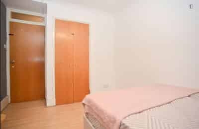 5 Bed - 1 Bath - Bathroom?w=400&h=260&fit=crop&q=40&auto=format&trim=auto