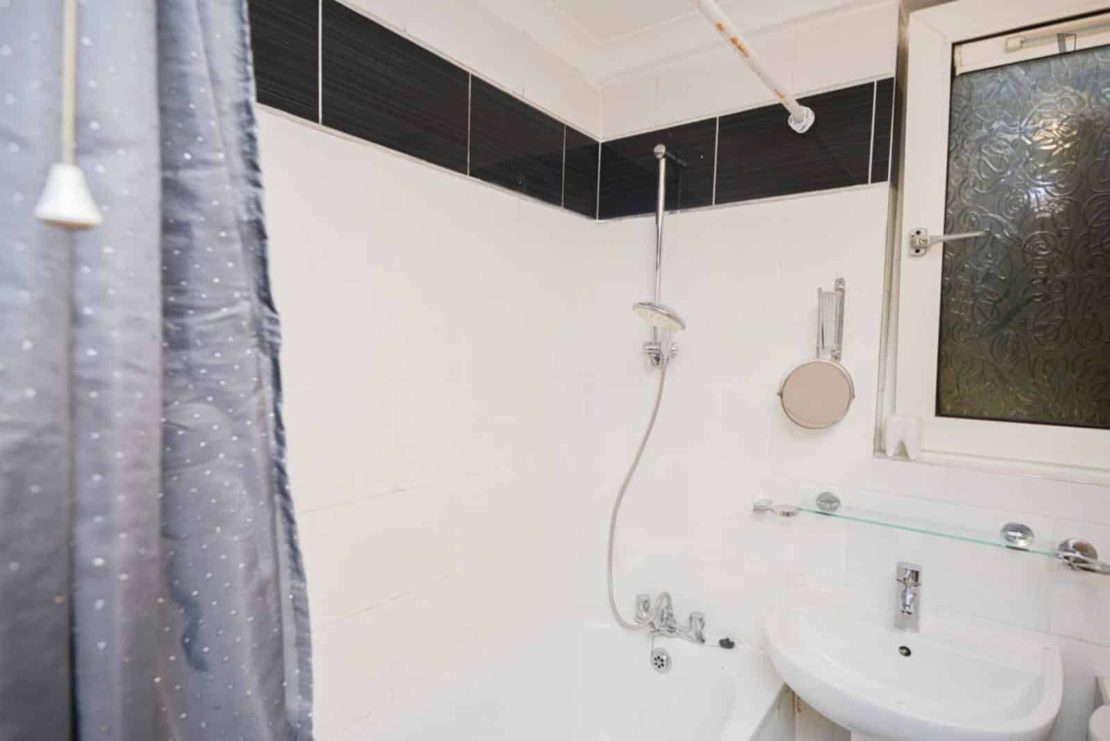Interesting Double Bedroom In Limehouse, London - London, England, United Kingdom - 5 Bed - 1 Bath - Bathroom