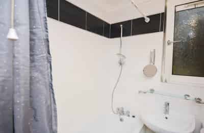Interesting Double Bedroom In Limehouse, London - London, England, United Kingdom - 5 Bed - 1 Bath - Bathroom