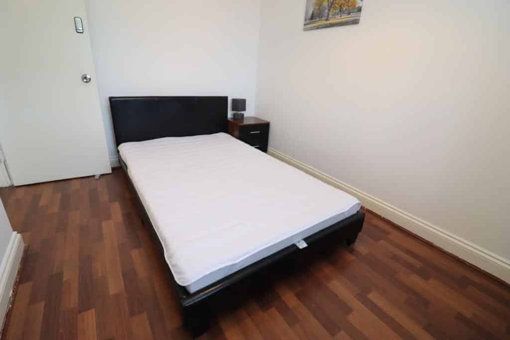 Decent Double Bedroom Close To The University Of East London, London - London, England, United Kingdom - 5 Bedroom 1 Bathroom Apartment - 4 - Bedroom