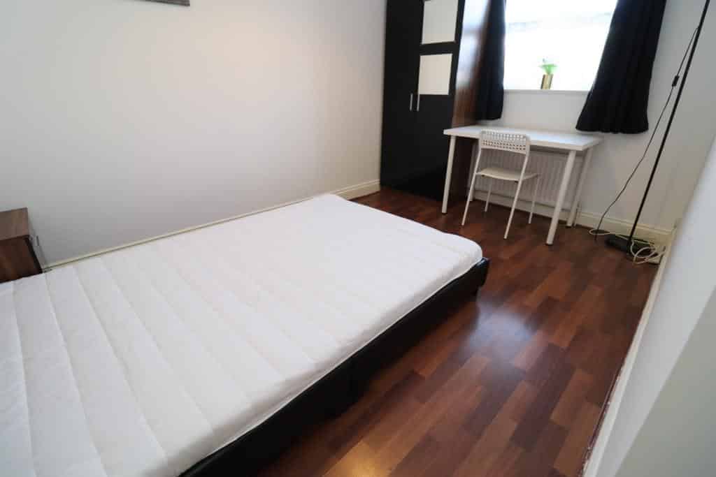 Decent Double Bedroom Close To The University Of East London, London - London, England, United Kingdom - 5 Bedroom 1 Bathroom Apartment - 4 - Bedroom