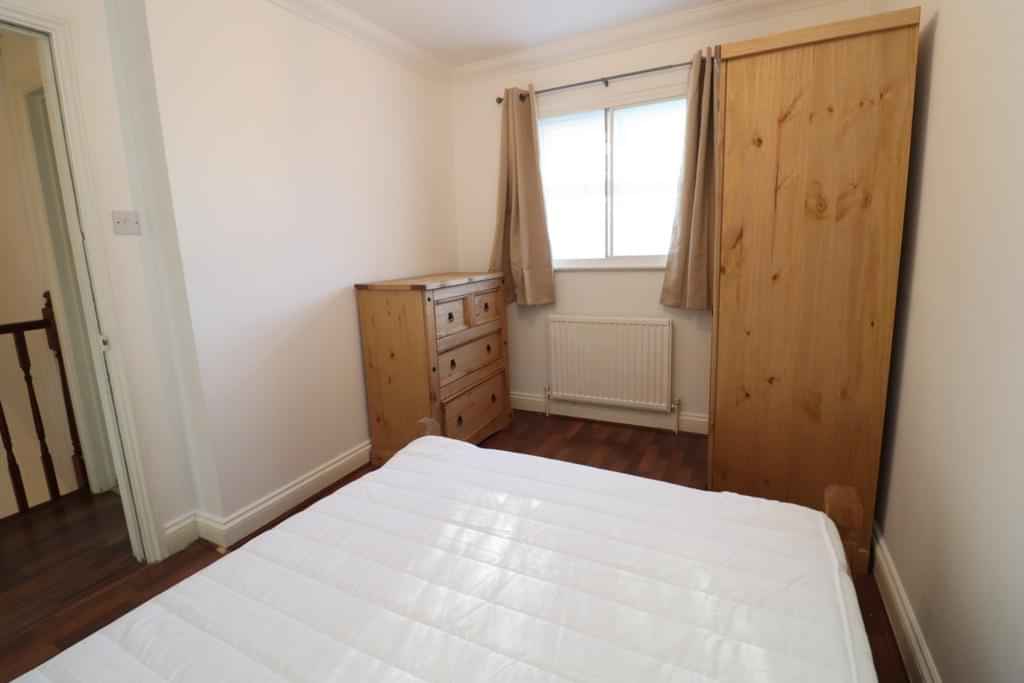 Decent Double Bedroom Close To The University Of East London, London - London, England, United Kingdom - 5 Bedroom 1 Bathroom Apartment - 1 - Bedroom